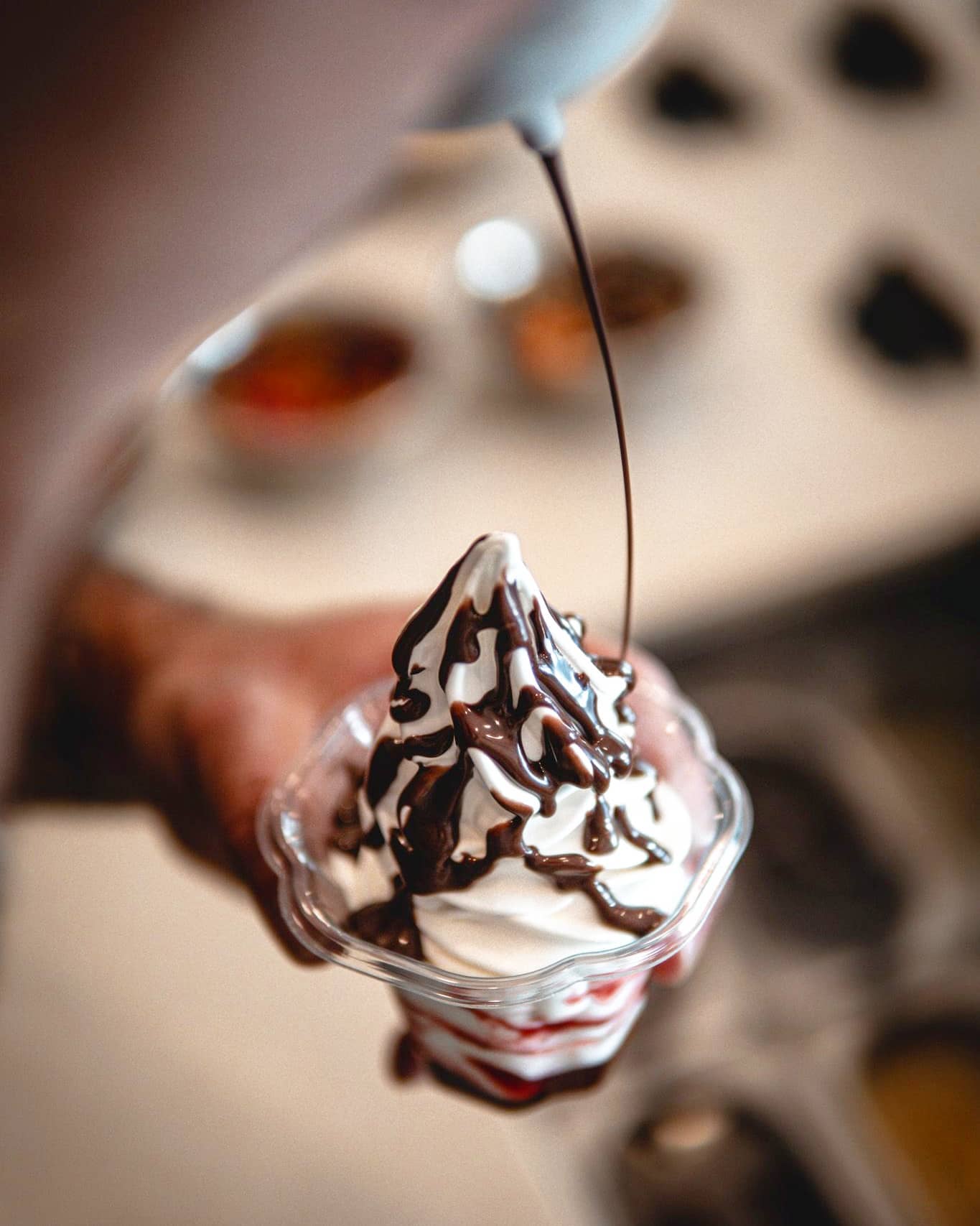 Coppa di yogurt con cioccolato in preparazione