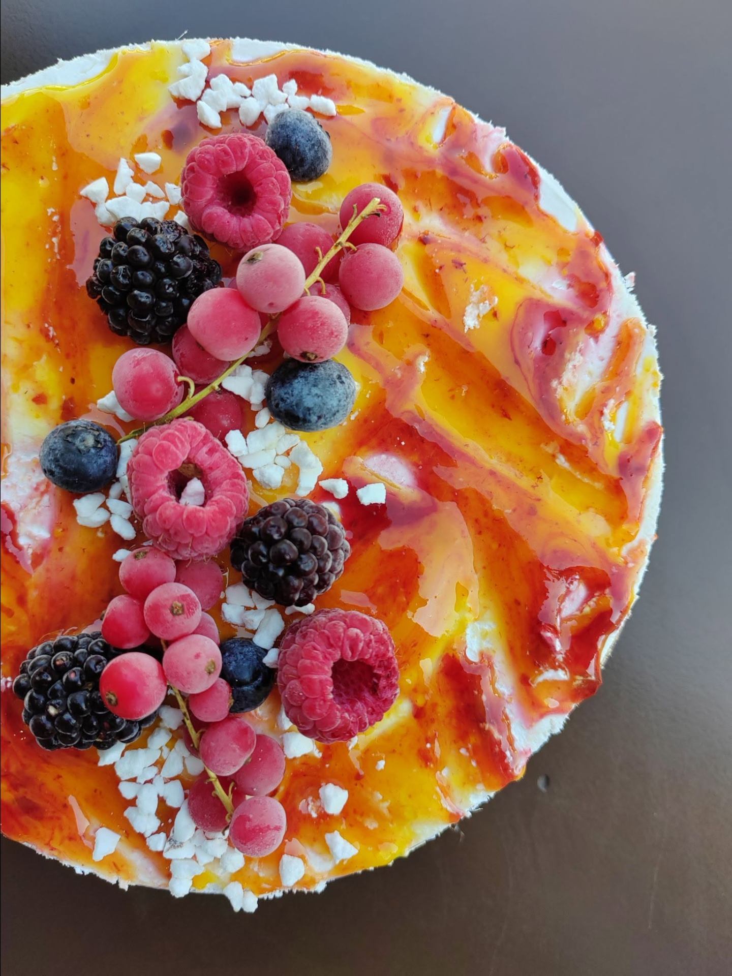 Torta gelato Tropical Sunrise con mango, frutti rossi e meringhe